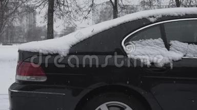 冬<strong>天</strong>白<strong>天降</strong>雪时，雪躺在汽车上。 恶劣的<strong>天</strong>气条件，交通，暴风雪。 旅行的危险
